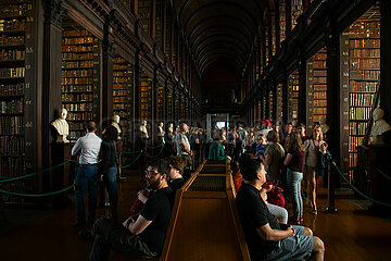 Republik Irland  Dublin - The Long Room (1732)  Old Library des Trinity College 1592