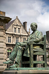 Republik Irland  Dublin - Trinity College 1592  William Lecky Statue (1838-1903  irischer Historiker) auf dem Campus
