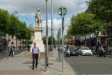 Republik Irland  Dublin - O Connell Street  bekannteste Strasse Dublins in der City  mit Denkmal von Sir John Gray (irischer Politiker)  errichtet 1879