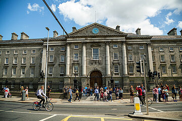 Republik Irland  Dublin - Eingang zum Trinity College 1592  Westfront 1751 (College Green)
