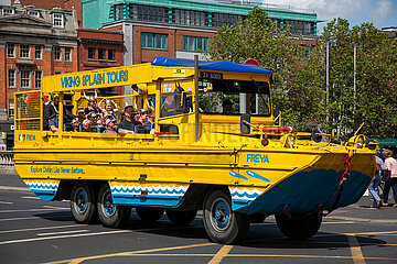 Republik Irland  Dublin - Touristen unterwegs im Stadtverkehr mit Viking Splash Tours (Amphibienfahrzeug)