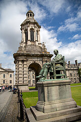 Republik Irland  Dublin - Trinity College 1592  Glockenturm Campanile (1853) auf dem Campus  vorne William Lecky Statue (1838-1903  irischer Historiker)