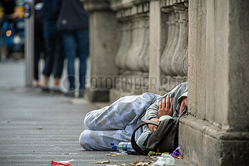 Republik Irland  Dublin - schlafender junger Obdachloser  O Connell Bridge  Stadtzentrum