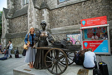 Republik Irland  Dublin - Skulptur von Molly Malone (1988)  Legende eines armen  schoenen Fischermaedchens  das sich verkaufen musste. Ihr an die Brust zu fassen soll Glueck bringen