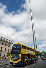 Republik Irland  Dublin - The Spire (Denkmal des Lichts) von 2002  Hoehe 123m  O Connell Street  Stadtzentrum  links General Post Office