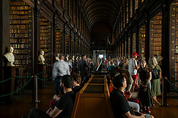 Republik Irland  Dublin - The Long Room (1732)  Old Library des Trinity College 1592