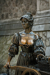 Republik Irland  Dublin - Skulptur von Molly Malone (1988)  Legende eines armen  schoenen Fischermaedchens  das sich verkaufen musste. Ihr an die Brust zu fassen soll Glueck bringen