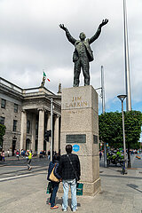 Republik Irland  Dublin - O Connell Street  bekannteste Strasse Dublins in der City  mit Denkmal von Jim Larkin  irischer Gewerkschafter (1874-1947)  hinten General Post Office