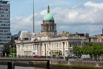 Republik Irland  Dublin - The Custom House (1781–1791  Neoklassizismus)  heute Umweltministerium und Kommunalverwaltung) am Fluss Liffey im Stadtzentrum