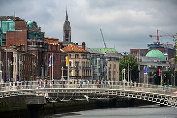 Republik Irland  Dublin - Blick von O Connell Bridge auf Fussgaengerbruecke ueber den Fluss Liffey in der City