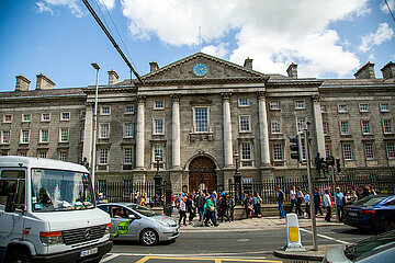Republik Irland  Dublin - Eingang zum Trinity College 1592  Westfront 1751 (College Green)