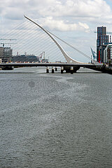 Republik Irland  Dublin - Samuel Beckett Bridge ueber den Fluss Liffey  Blick Richtung Hafen