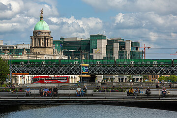 Republik Irland  Dublin - Blick von der O Connell Bridge zur Rosie Hackett Bridge ueber den Fluss Liffey  links the Custom House