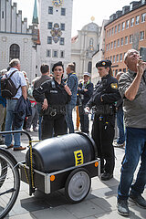 Letzte Generation Aktion gegen das Sekundenklebertransportverbot in München