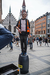 Letzte Generation Aktion gegen das Sekundenklebertransportverbot in München