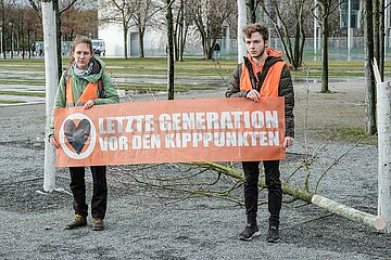 Berlin: Letzte Generation fällt Baum und besprüht Kanzleramt