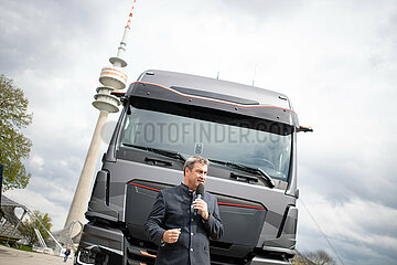 Markus Söder bei der ersten öffentlichen Testfahrt des neuen MAN eTruck in München
