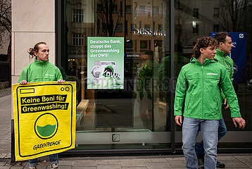 Greenpeace Plakat-Aktion bei der Deutschen Bank