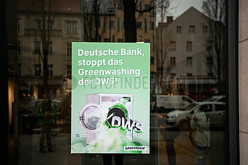 Greenpeace Plakat-Aktion bei der Deutschen Bank