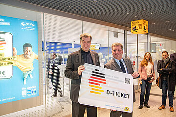 Übergabe des ersten Deutschland-Ticket in München