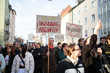 Gegen das Tanzverbot: Rave-Demo in München