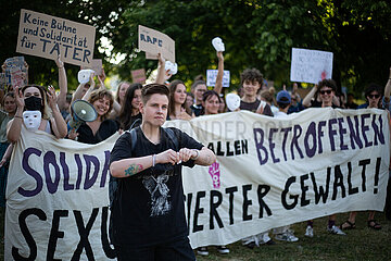Fans und Gegenprotest zu Rammstein