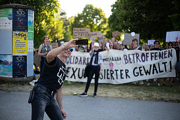 Fans und Gegenprotest zu Rammstein