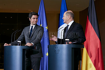 Berlin  Deutschland - Der franzoesische Premierminister Gabriel Attal und Bundeskanzler Olaf Scholz bei einer Pressekonferenz im Kanzleramt.