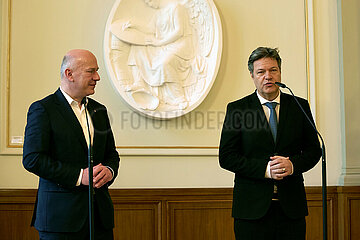 Berlin  Deutschland - Kai Wegner und Robert Habeck bei einer gemeinsamen Pressekonferenz im Roten Rathaus.