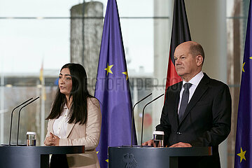 Berlin  Deutschland - Staatsministerin Reem Alabali-Radovan und Bundeskanzler Olaf Scholz bei einer Pressekonferenz im Kanzleramt