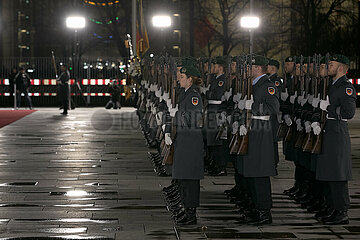 Berlin  Deutschland - Soldaten des Wachbataillon im Ehrenhof des Bundeskanzleramts im Scheinwerferlicht am Abend.