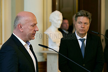 Berlin  Deutschland - Kai Wegner und Robert Habeck bei einer gemeinsamen Pressekonferenz im Roten Rathaus.