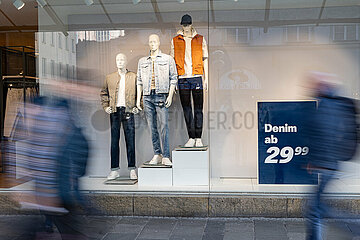 Shopping und Flanieren in der Fußgängerzone in München