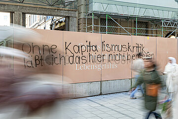 Spuren von Rene Benko in der Fußgängerzone in München