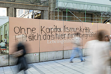 Spuren von Rene Benko in der Fußgängerzone in München