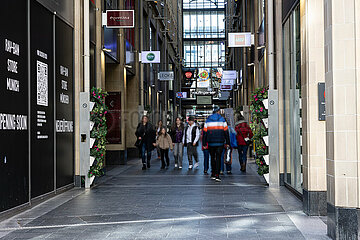 Shopping und Flanieren in der Fußgängerzone in München