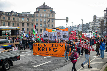 Kriegsgegner demonstrieren gegen die Münchner Sicherheitskonferenz