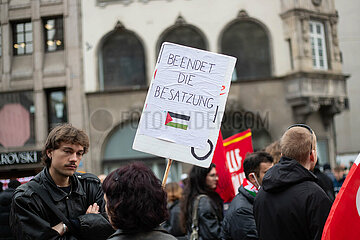 Kriegsgegner demonstrieren gegen die Münchner Sicherheitskonferenz