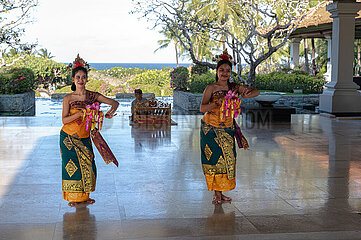 Bali  Indonesien  Klassische balinesische Taenzerinnen im Grand Hyatt Bali in Nusa Dua