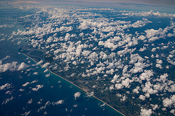Asien  Flug ueber den Wolken mit Blick auf die Kueste Thailands und die Andamanensee