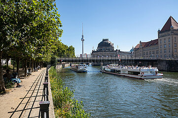 Berlin  Deutschland  Spreeufer mit Ausflugsbooten am Bode-Museum auf der Museumsinsel und dem Berliner Fernsehturm