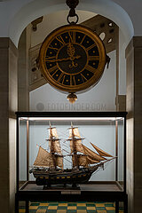Deutschland  Bremen - Modell eines Segelschiffs mit alter Uhr in der Eingangshalle des Bremer Rathauses
