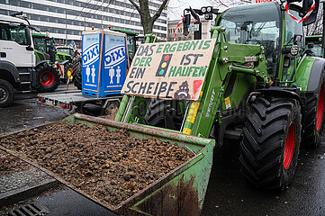 Berlin  Deutschland  Landwirte demonstrieren mit ihren Traktoren gegen die Politik und Sparplaene der Regierung