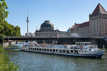 Berlin  Deutschland  Spreeufer mit Ausflugsbooten am Bode-Museum auf der Museumsinsel und dem Berliner Fernsehturm