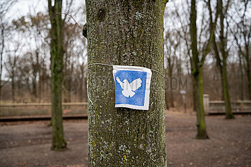 Berlin  Deutschland  Stofffetzen mit einer Friedenstaube ist um einen Baum gebunden