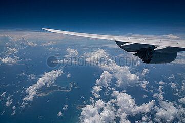 Asien  Flug ueber den Wolken in einem Boeing 747-8 Passagierflugzeug mit Blick auf Fluegel und Triebwerk