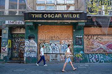 Berlin  Deutschland  Geschlossenes und mit Brettern vernageltes ehemaliges Irish Pub The Oscar Wilde im Bezirk Mitte