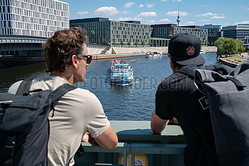Berlin  Deutschland  Ausflugsboote auf der Spree im Regierungsviertel des Bezirks Mitte