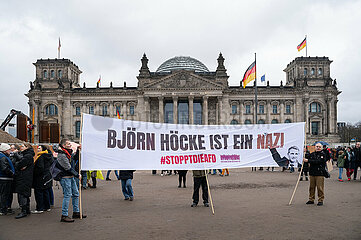 Berlin  Deutschland  Brandmauer-Demonstration gegen rechts vor dem Reichstag