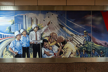 Singapur  Republik Singapur  Propaganda-Wandbild in der Unterfuehrung einer MRT U-Bahnstation